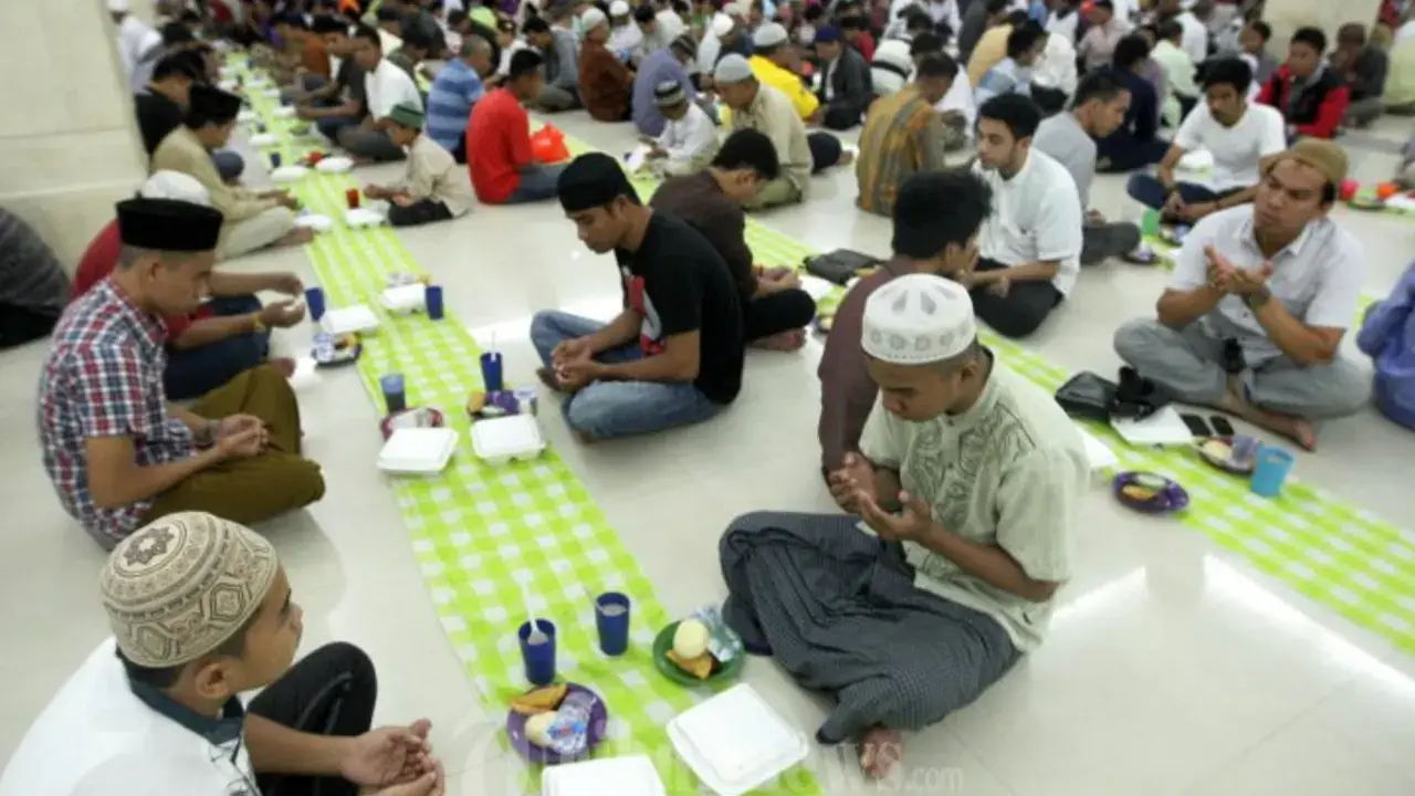 Berburu Takjil Gratis di Masjid